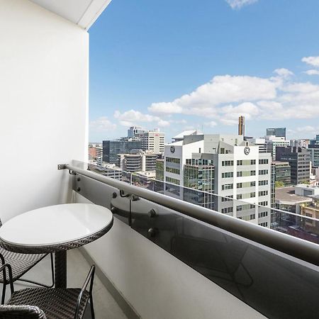 סידני Meriton Suites Church Street, Parramatta מראה חיצוני תמונה A balcony in Melbourne, Australia