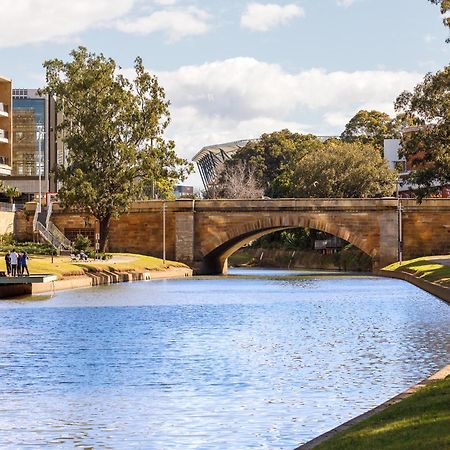 סידני Meriton Suites Church Street, Parramatta מראה חיצוני תמונה The Swan River at Perth Stadium