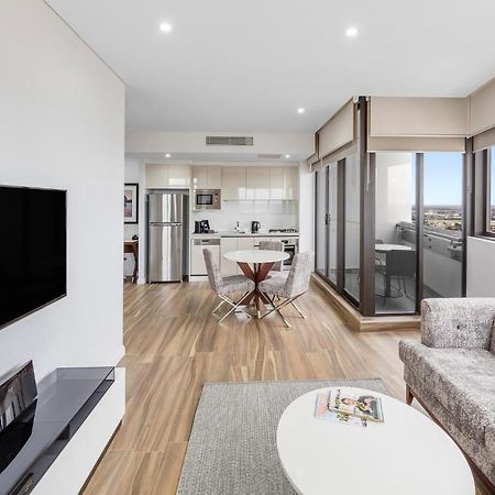 סידני Meriton Suites Church Street, Parramatta מראה חיצוני תמונה The interior of a typical apartment