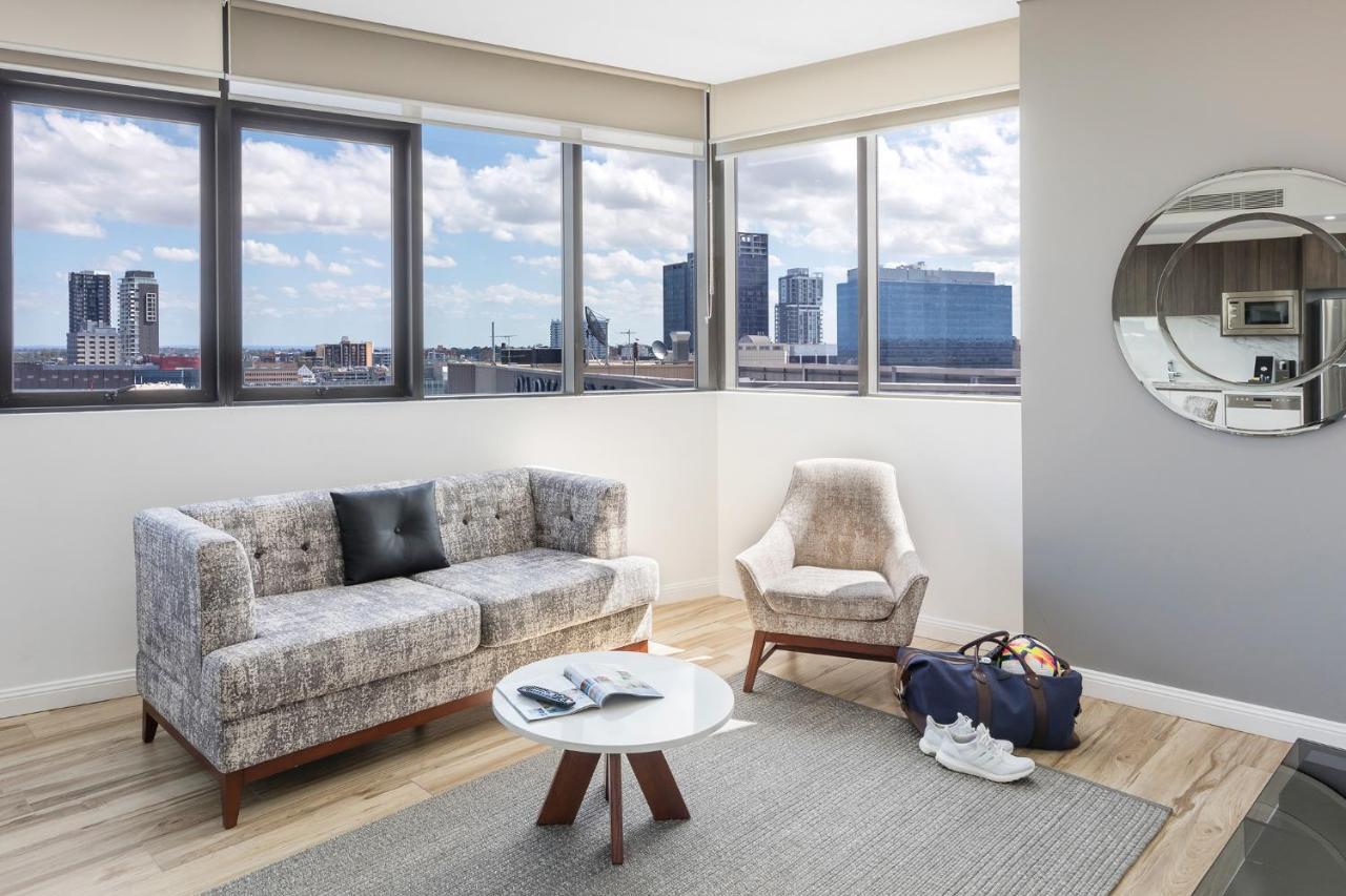 סידני Meriton Suites Church Street, Parramatta מראה חיצוני תמונה A staged living room