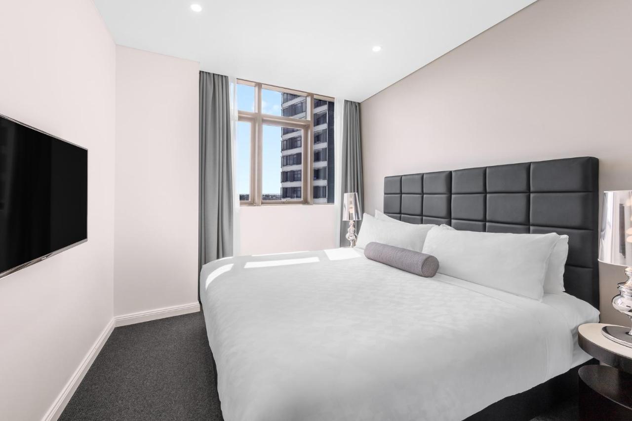 סידני Meriton Suites Church Street, Parramatta מראה חיצוני תמונה A bedroom at the hotel