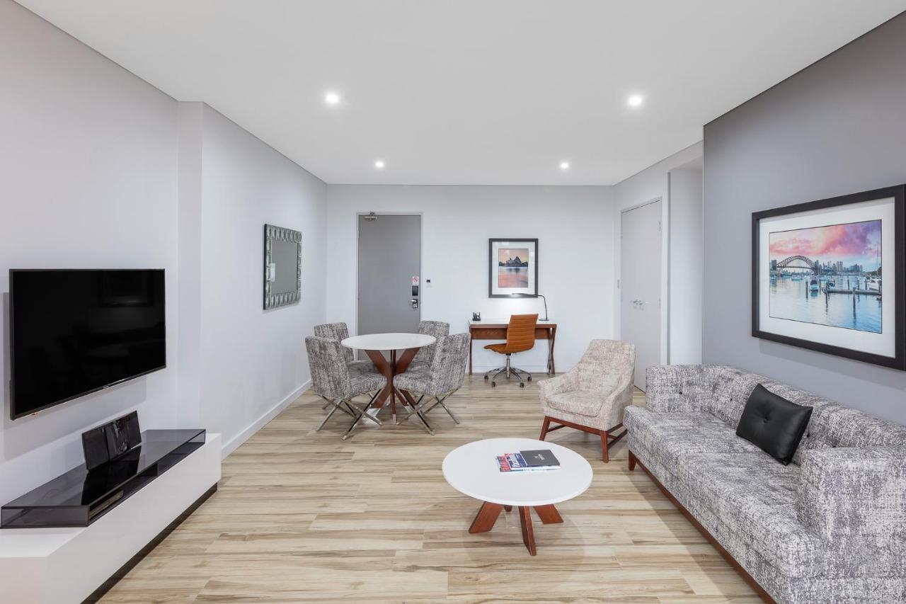סידני Meriton Suites Church Street, Parramatta מראה חיצוני תמונה The interior of a typical apartment