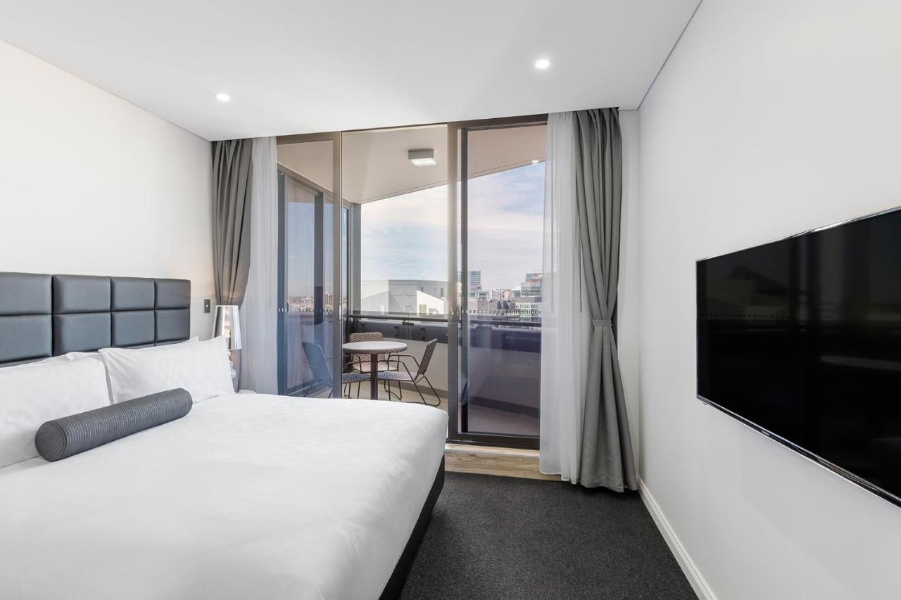 סידני Meriton Suites Church Street, Parramatta מראה חיצוני תמונה A bedroom at the hotel