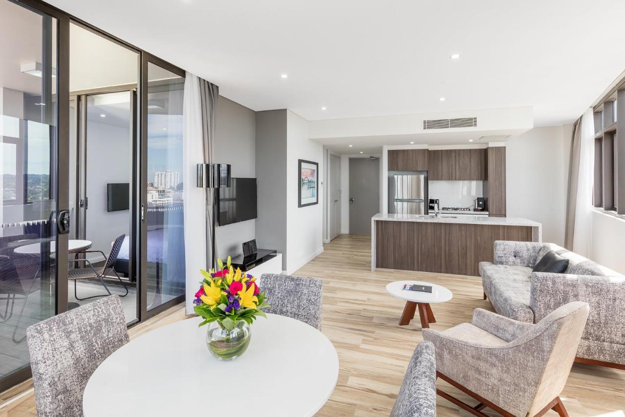 סידני Meriton Suites Church Street, Parramatta מראה חיצוני תמונה The interior of a typical apartment