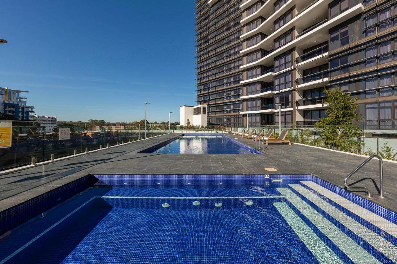 סידני Meriton Suites Church Street, Parramatta מראה חיצוני תמונה Skyline pool
