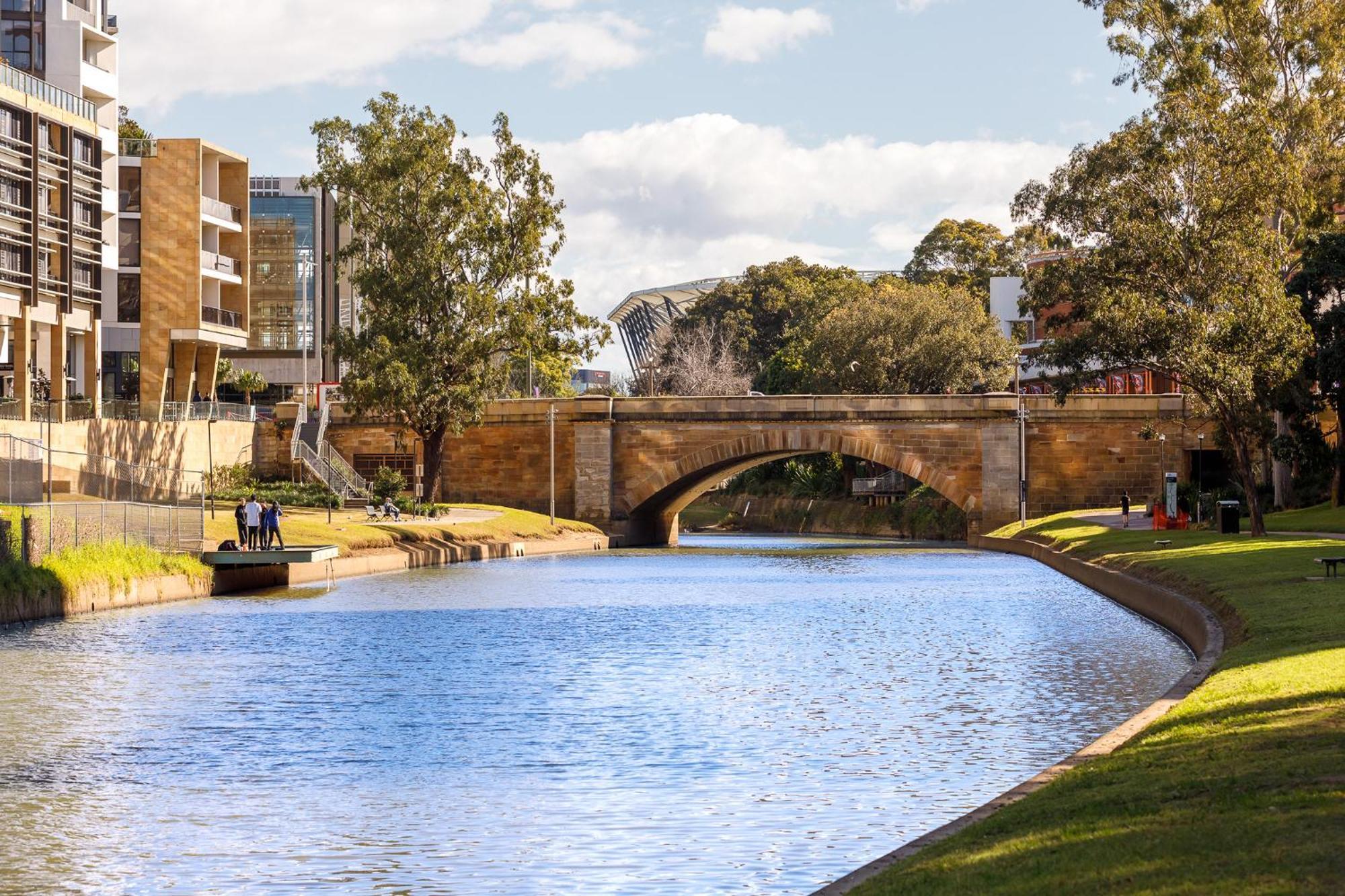 סידני Meriton Suites Church Street, Parramatta מראה חיצוני תמונה The Swan River at Perth Stadium