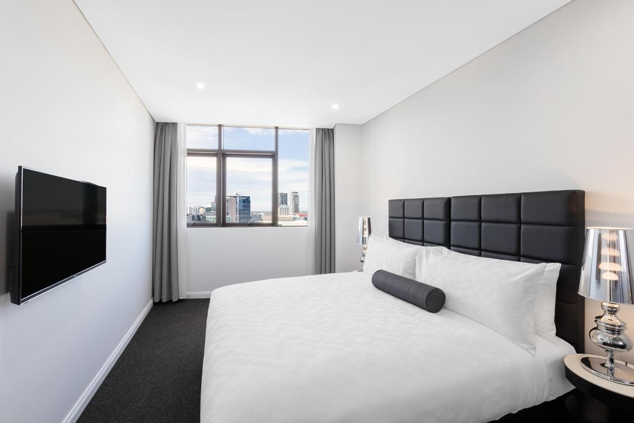 סידני Meriton Suites Church Street, Parramatta מראה חיצוני תמונה A bedroom at the hotel