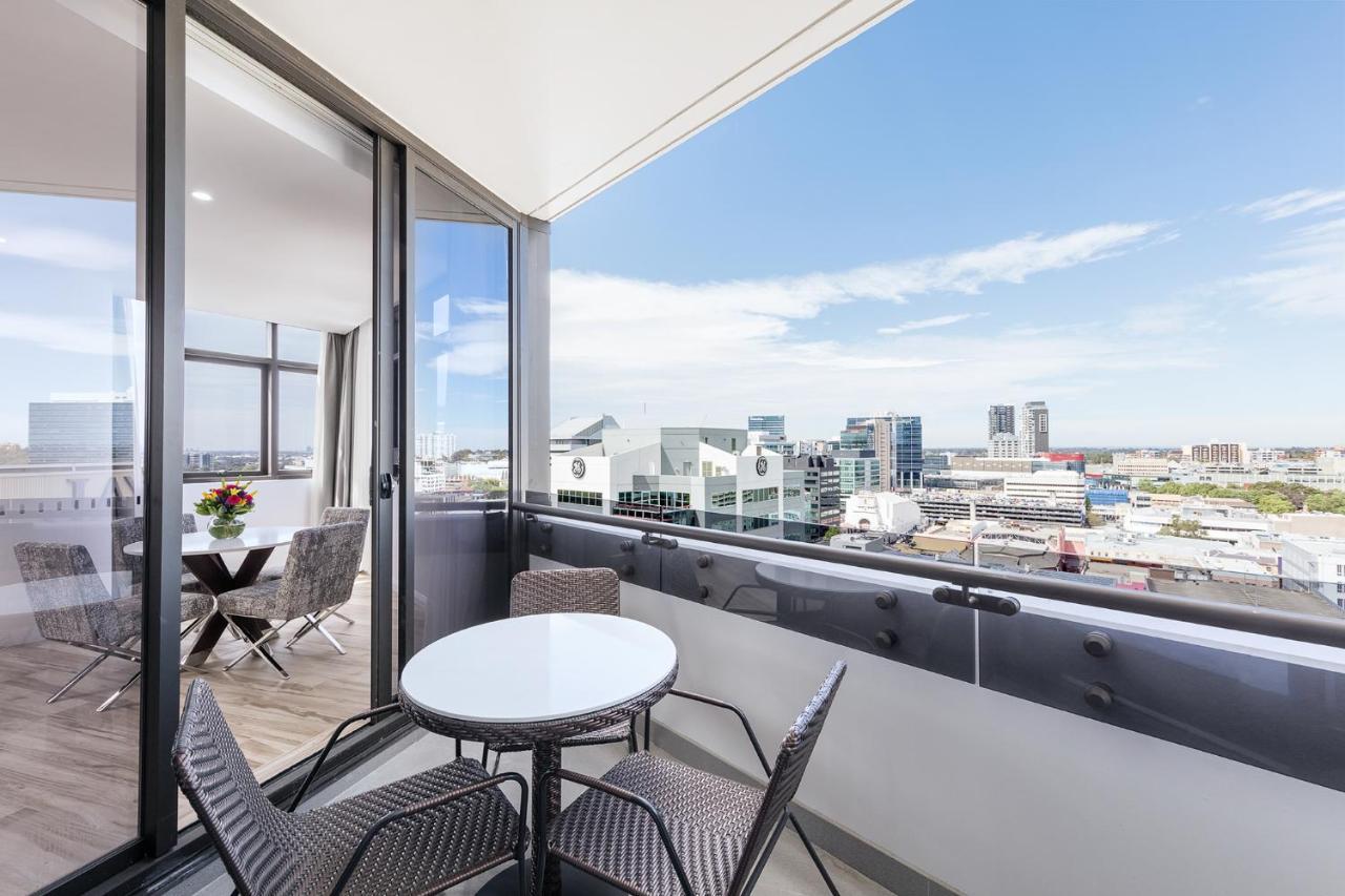 סידני Meriton Suites Church Street, Parramatta מראה חיצוני תמונה Balcony of an apartment