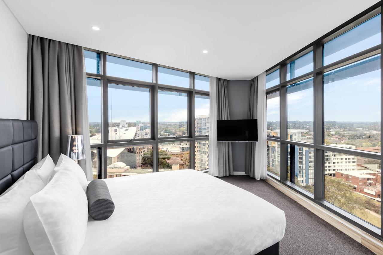 סידני Meriton Suites Church Street, Parramatta מראה חיצוני תמונה A bedroom at the hotel