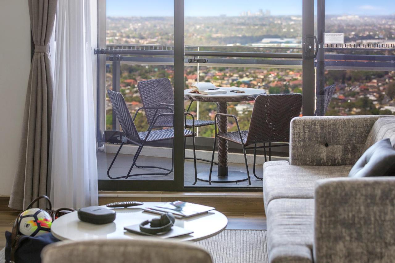 סידני Meriton Suites Church Street, Parramatta מראה חיצוני תמונה The view from a typical apartment