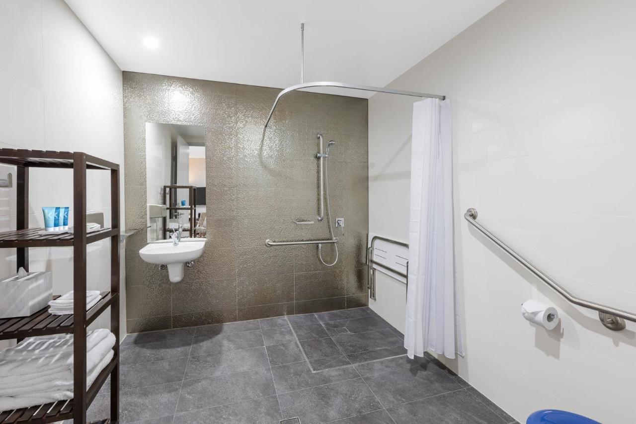 סידני Meriton Suites Church Street, Parramatta מראה חיצוני תמונה A wet room in a hotel