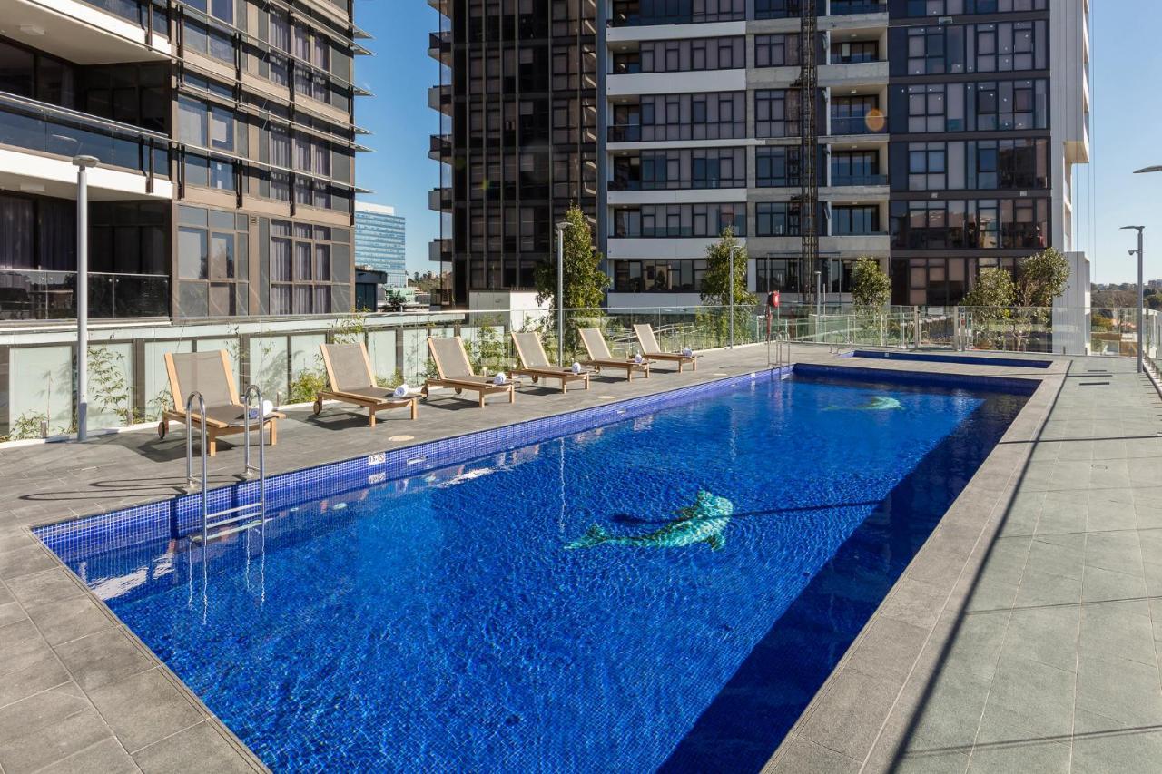 סידני Meriton Suites Church Street, Parramatta מראה חיצוני תמונה The pool at the rooftop of the building