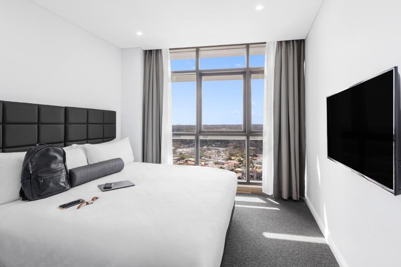 סידני Meriton Suites Church Street, Parramatta מראה חיצוני תמונה A bedroom at the hotel