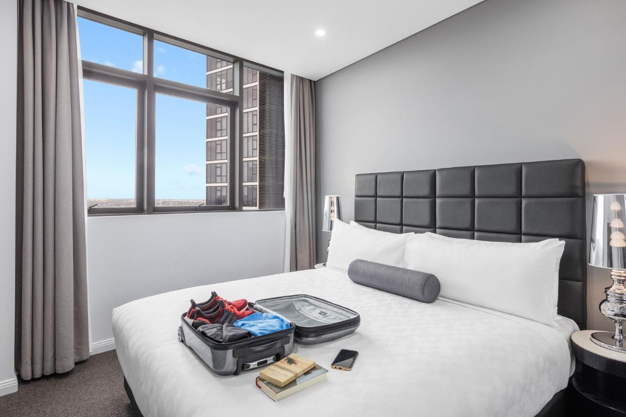 סידני Meriton Suites Church Street, Parramatta מראה חיצוני תמונה A bedroom at the hotel