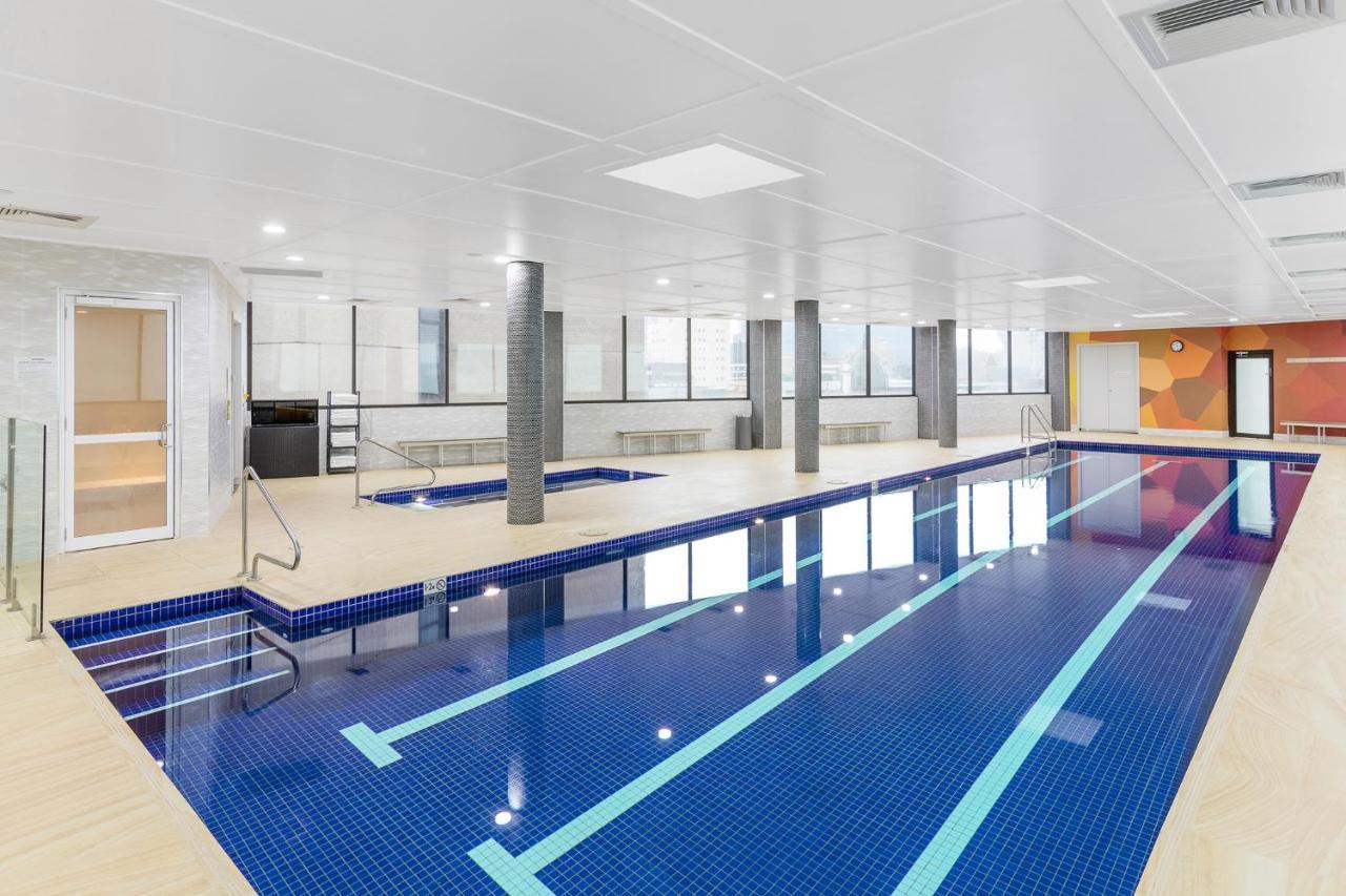 סידני Meriton Suites Church Street, Parramatta מראה חיצוני תמונה The pool at the National Institute of Dramatic Art