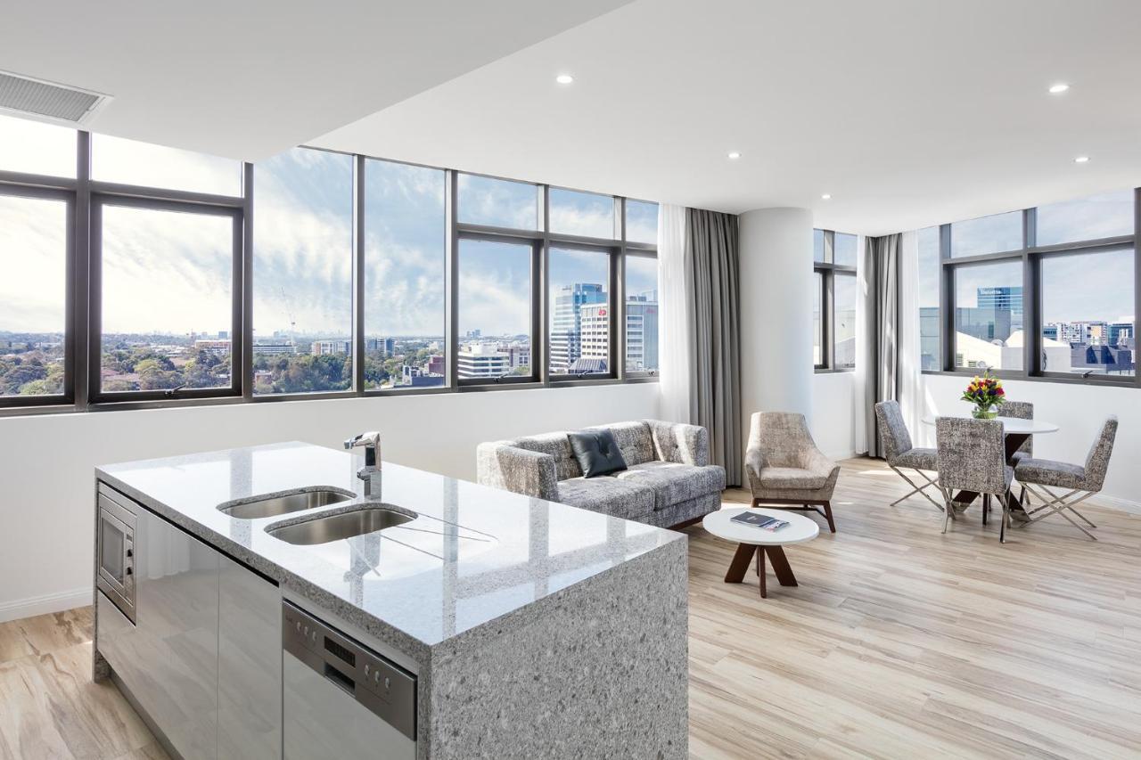 סידני Meriton Suites Church Street, Parramatta מראה חיצוני תמונה The interior of a typical apartment