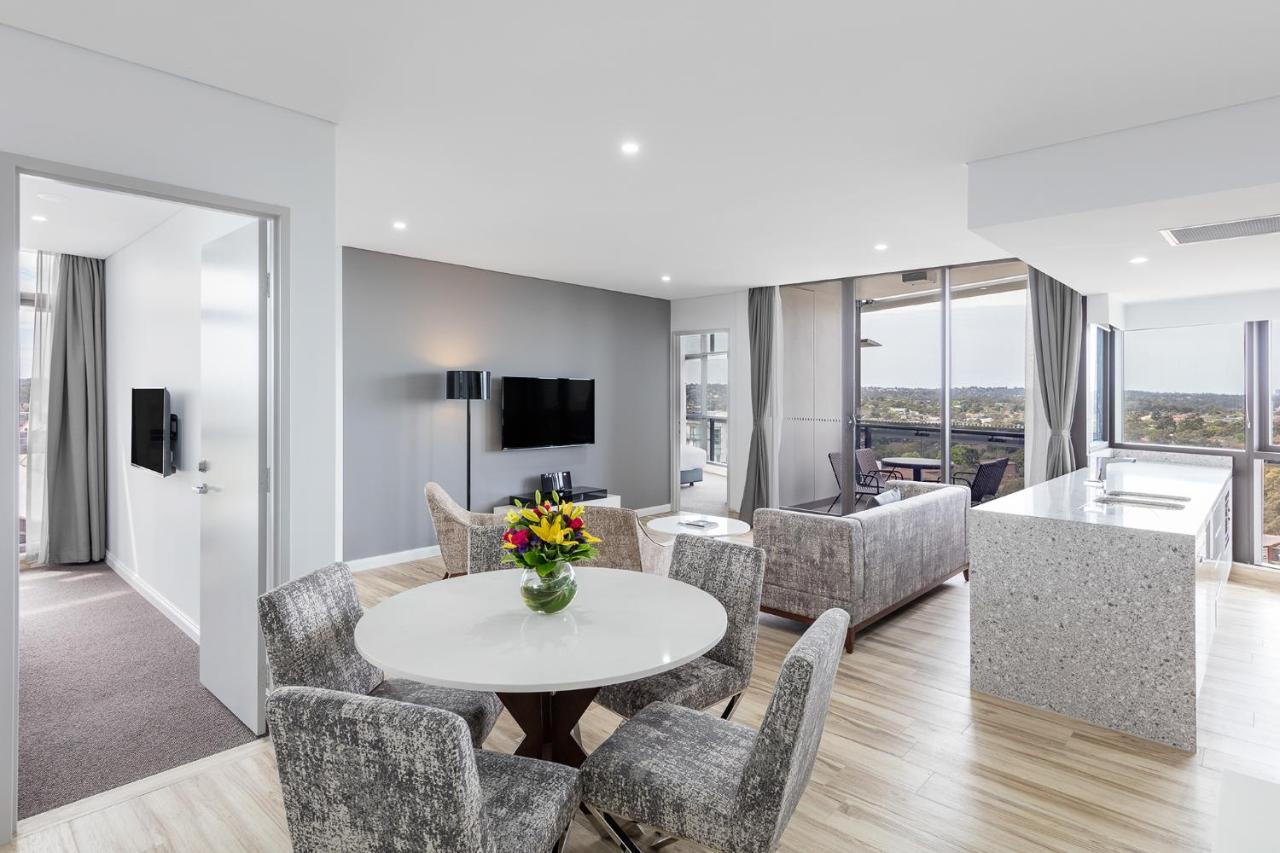 סידני Meriton Suites Church Street, Parramatta מראה חיצוני תמונה The interior of a typical apartment