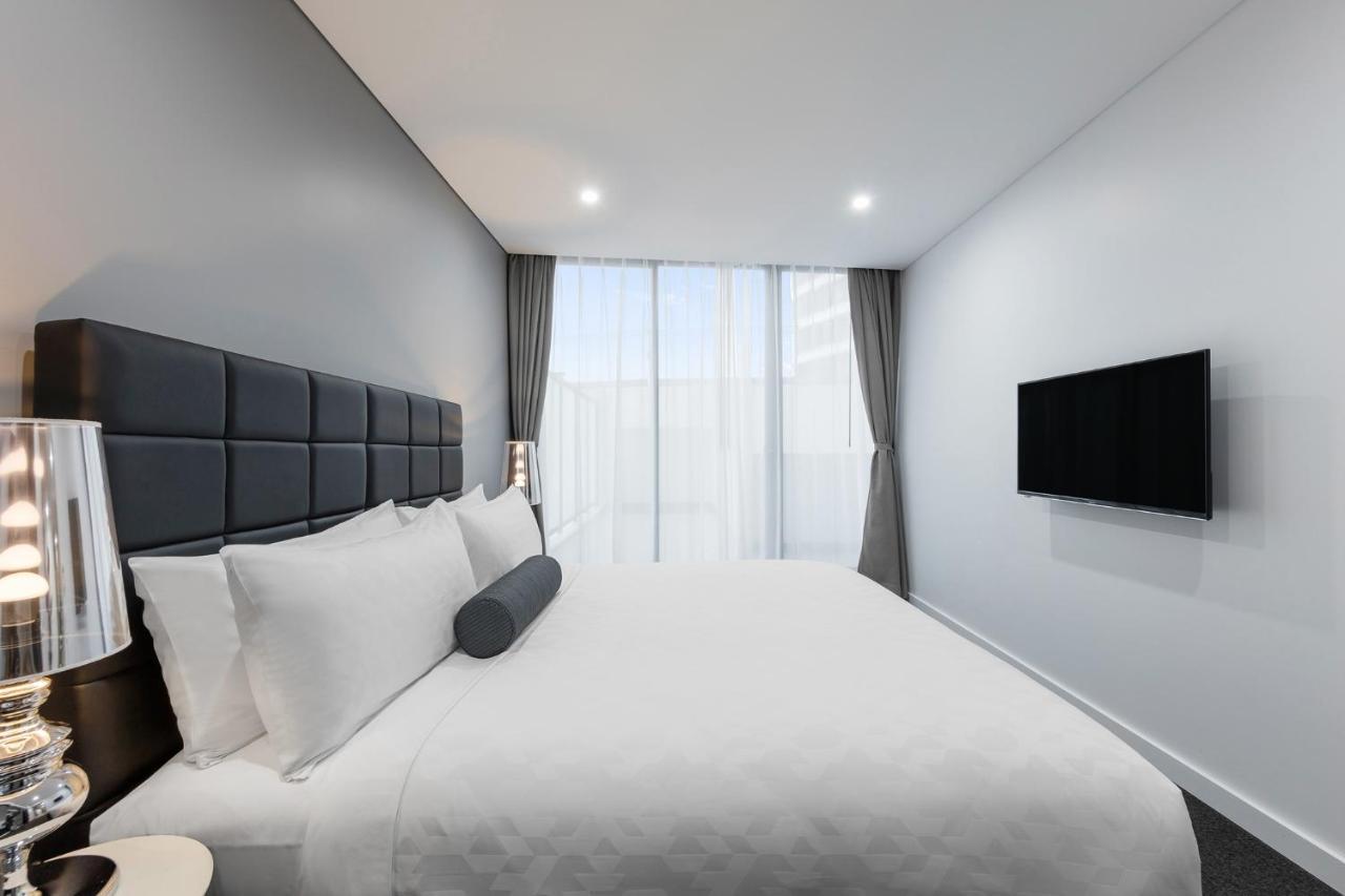 סידני Meriton Suites Church Street, Parramatta מראה חיצוני תמונה A bedroom at the hotel