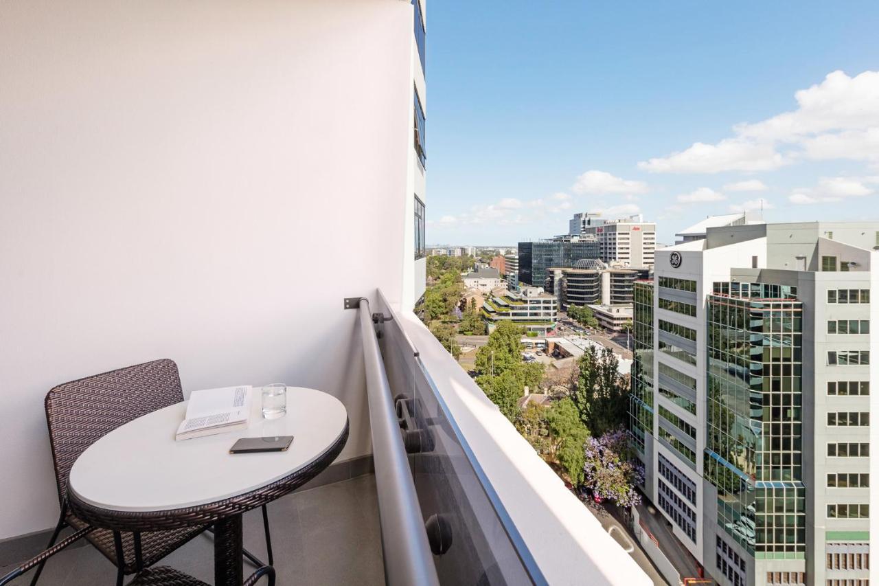 סידני Meriton Suites Church Street, Parramatta מראה חיצוני תמונה A balcony