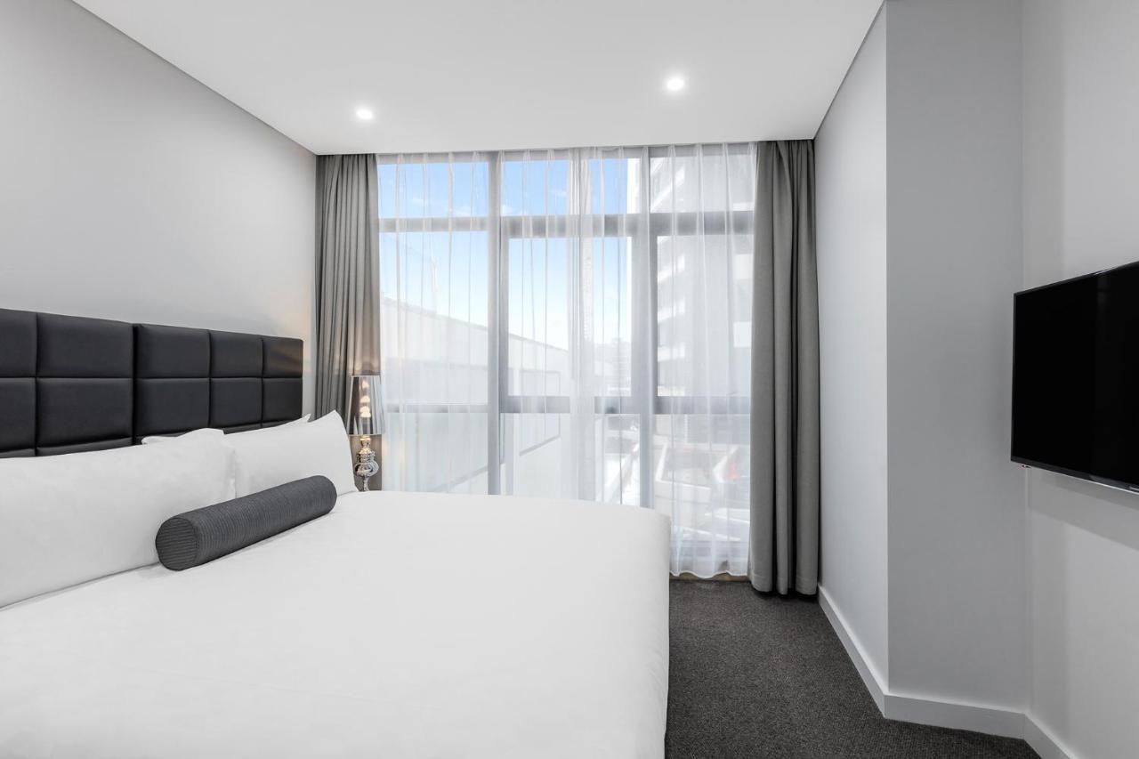 סידני Meriton Suites Church Street, Parramatta מראה חיצוני תמונה A bedroom at the hotel