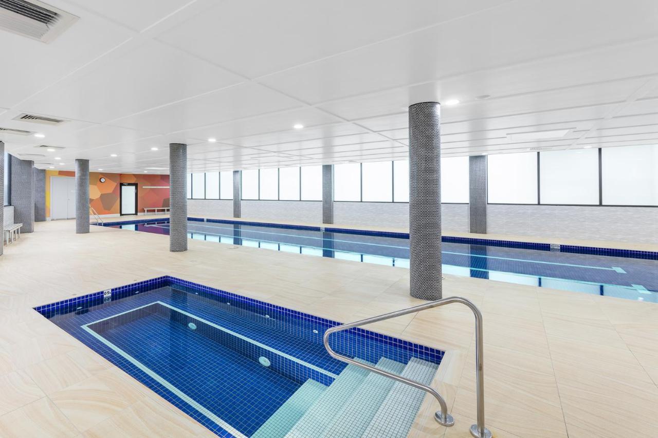 סידני Meriton Suites Church Street, Parramatta מראה חיצוני תמונה The pool at the new facility