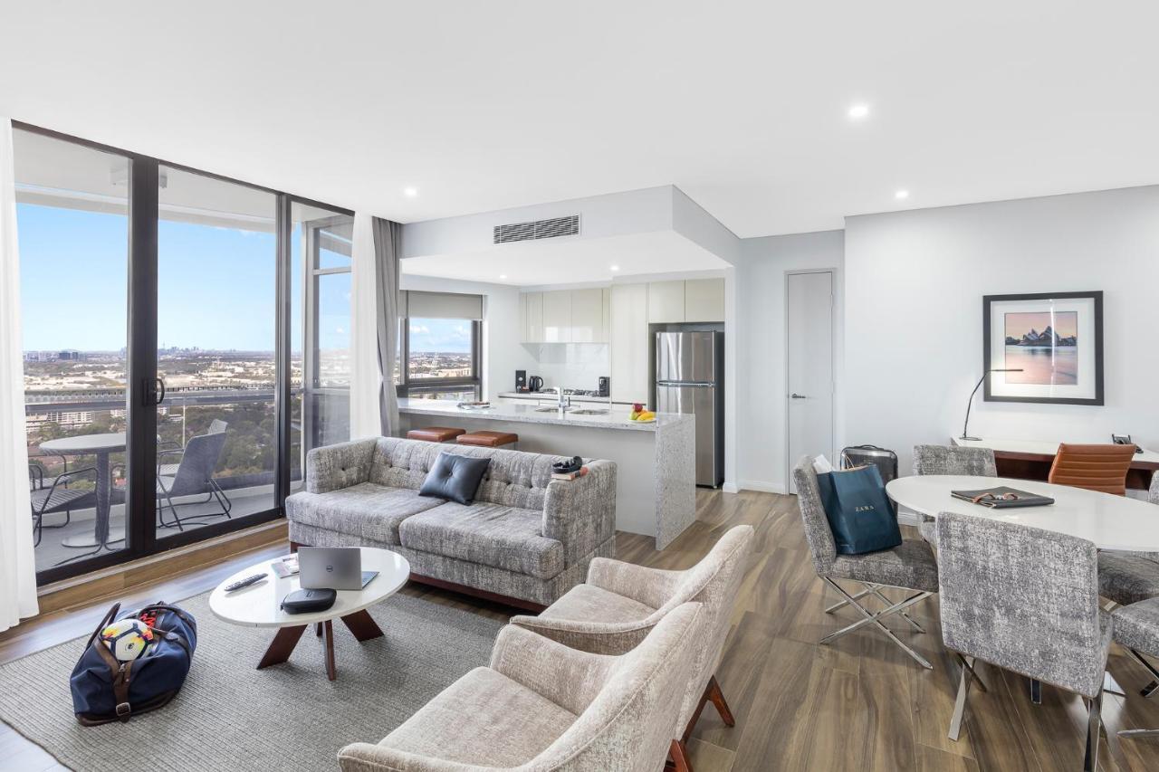 סידני Meriton Suites Church Street, Parramatta מראה חיצוני תמונה Living area